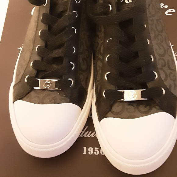 Guess Shoes Size 8 Canvas Monogram Sneakers NWOT - Picture 13 of 16